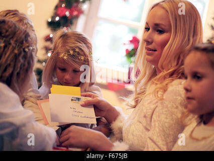 Engelskirchen, Germania. Xiii Nov, 2015. Una giovane ragazza come 'Christkind" (Cristo bambino) e bambini ordina posta a Natale post office in engelskirchen, Germania, 13 novembre 2015. Sei settimane prima di Natale, già più di 6.000 desiderano elenchi da bambini di tutto il mondo sono arrivati al Christkind Post Office in Engelskirchen. Foto: Oliver Berg/dpa/Alamy Live News Foto Stock