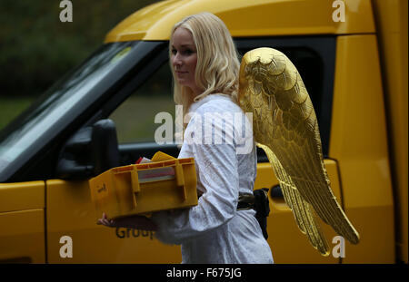 Engelskirchen, Germania. Xiii Nov, 2015. Una giovane ragazza come 'Christkind" (Cristo bambino) arriva al Natale post office in engelskirchen, Germania, 13 novembre 2015. Sei settimane prima di Natale, già più di 6.000 desiderano elenchi da bambini di tutto il mondo sono arrivati al Christkind Post Office in Engelskirchen. Foto: Oliver Berg/dpa/Alamy Live News Foto Stock