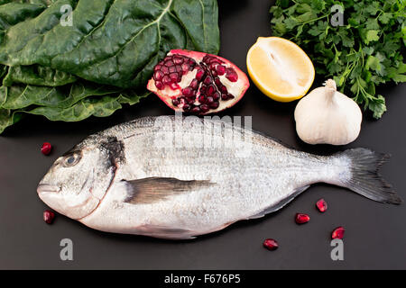Dorade pesce su uno sfondo nero. Foto Stock