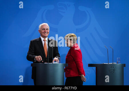 Berlino, Germania. Xiii Nov, 2015. Il cancelliere tedesco Angela Merkel (R) e visitando il Primo Ministro australiano Malcolm Turnbull partecipare ad una conferenza stampa presso la cancelleria di Berlino in Germania, su nov. 13, 2015. Credito: Zhang ventola/Xinhua/Alamy Live News Foto Stock