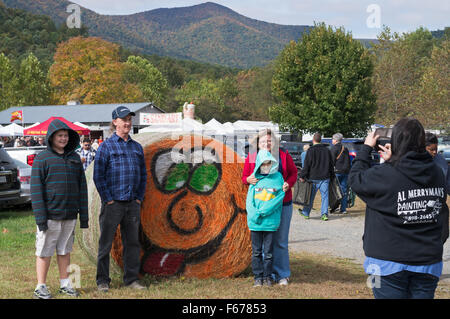 Famiglia prendendo foto, Tombe' Mountain Apple Harvest Festival, Virginia, Stati Uniti d'America Foto Stock