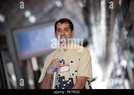 Dubai Metro di pulizia personale. Foto Stock