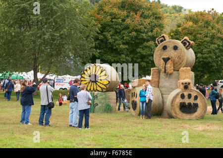 Dipinto di balle di paglia a tombe' Mountain Apple Harvest Festival, Virginia, Stati Uniti d'America Foto Stock