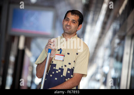 Dubai Metro di pulizia personale. Foto Stock