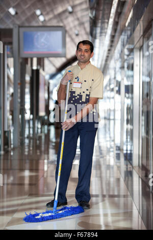 Dubai Metro di pulizia personale. Foto Stock