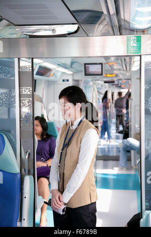 Dubai Metro di pulizia personale. Foto Stock