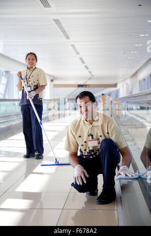 Dubai Metro di pulizia personale. Foto Stock