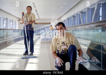 Dubai Metro di pulizia personale. Foto Stock