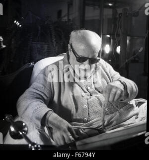 1951, storico, artista francese Henri Matisse lavorando sul suo disegno per la Chappelle du Rosaire de Vence. Foto Stock