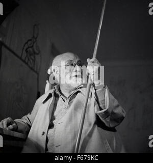 1951, storico, artista francese Henri Matisse lavorando sul suo disegno per la Chappelle du Rosaire de Vence. Foto Stock