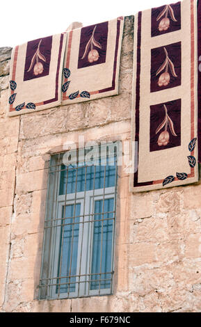 Casa con tappeti in villaggio Killit Mardin Turchia Foto Stock