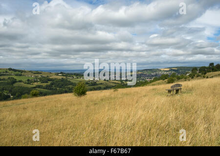 Summer View da Rodborough comune in Cotswolds, al di sopra della Severn Vale verso la Foresta di Dean al di là, Gloucestershire, Regno Unito Foto Stock