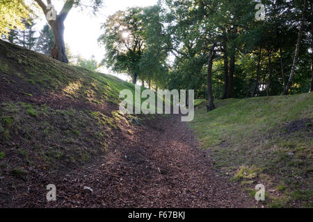 Cercando W dal V-sagomato fossa (vallum) del romano Antonine Wall e di Watling Lodge, Falkirk: un baluardo turf & pallisade rabboccato il S (L) banca Foto Stock