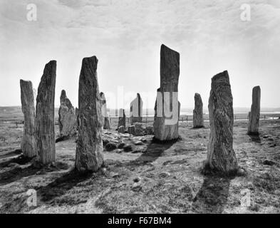 Cercando SE a Callanish (Calanais) pietre permanente, isola di Lewis, che mostra l'anello centrale con chambered cairn, alto monolito & pietre della riga e. Foto Stock