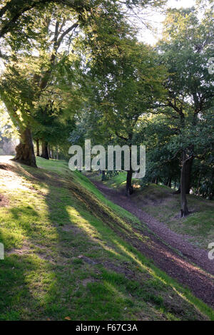 Cercando W IN V-sagomato fossa (vallum) del romano Antonine Wall e di Watling Lodge, Falkirk: un baluardo turf & pallisade rabboccato il S (L) banca. Foto Stock