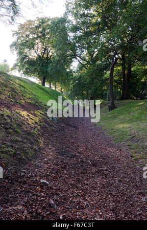 Cercando W dal V-sagomato fossa (vallum) del romano Antonine Wall e di Watling Lodge, Falkirk: un baluardo turf & pallisade rabboccato il S (L) banca Foto Stock