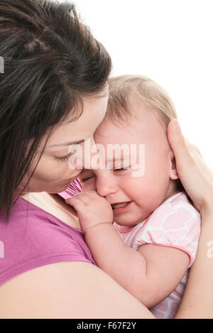 Madre cercando di calmare il suo pianto baby Foto Stock