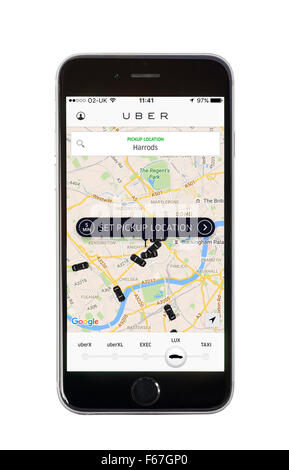 Utilizzando la Uber app su un Apple iPhone 6 Foto Stock