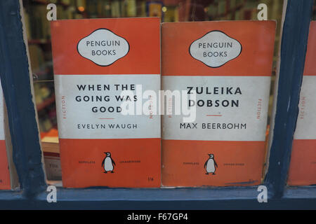 Hay on Wye, POWYS, GALLES - di seconda mano librerie con romanzi da Evelyn Waugh e Max Beerbohm nella vetrina del negozio Foto Stock