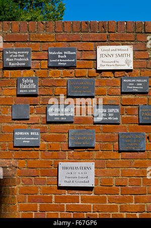 Lapidi su un muro di mattoni a Rufford abbazia a Ollerton nel NOTTINGHAMSHIRE REGNO UNITO Inghilterra nella motivazione di Rufford Country Park Foto Stock