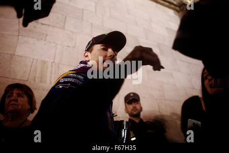 Palma de Mallorca, Spagna. 13 Novembre, 2015. Yamaha Jorge Lorenzo firma autografi per i fan durante i festeggiamenti per il suo mondiale 2015 Moto GP campionato al suo luogo natale di Palma de Mallorca, nell'isola spagnola di Maiorca Credito: zixia/Alamy Live News Stock Photo Foto Stock