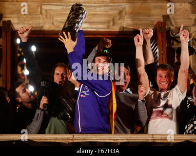 Palma de Mallorca, Spagna. 13 Novembre, 2015. Yamaha Jorge Lorenzo circondato da team manager celebrano il loro mondiale 2015 Moto GP campionato al suo luogo natale di Palma de Mallorca, nell'isola spagnola di Maiorca Credito: zixia/Alamy Live News Stock Photo Foto Stock