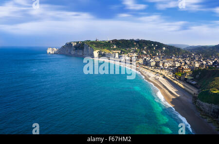 Falaise d'Amont cliff ed Etretat city, in Normandia, Francia Foto Stock