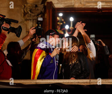 Palma de Mallorca, Spagna. Xiii Nov, 2015.Yamaha Jorge Lorenzo bacia la sua ragazza Nuria Tomas durante le celebrazioni del suo mondiale 2015 Moto GP campionato al suo luogo natale di Palma de Mallorca, nell'isola spagnola di Maiorca Credito: zixia/Alamy Live News Stock Photo Foto Stock