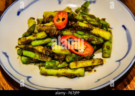 Asparagi Tempoyak Asparagi saltati in padella con durian fermentato Foto Stock