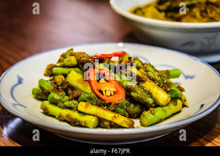 Asparagi Tempoyak Asparagi saltati in padella con durian fermentato Foto Stock