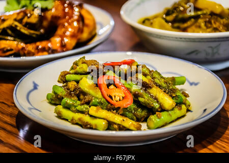 Asparagi Tempoyak Asparagi saltati in padella con durian fermentato Foto Stock