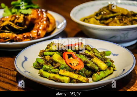 Asparagi Tempoyak Asparagi saltati in padella con durian fermentato Foto Stock