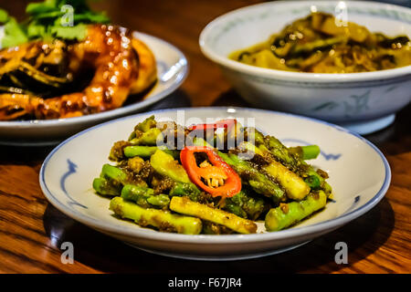 Asparagi Tempoyak Asparagi saltati in padella con durian fermentato Foto Stock