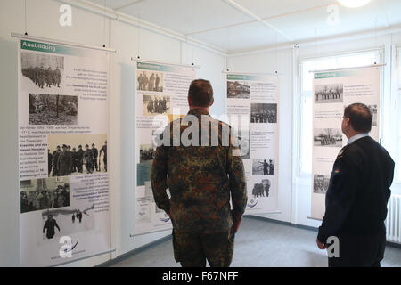 Una foto datata 28 ottobre 2015 mostra uno spazio espositivo a fianco della caserma di legno a Krahnenberg-Kaserne ad Andernach, Germania. Il 2 ottobre 1956 i primi volontari della neonata tedesco le forze armate sono state spostate in qui. Foto: THOMAS FREY/DPA Foto Stock