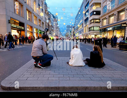 Oxford Street, Londra, 12 Novembre 2015: fotografi nel centro di Oxford Street utilizzando cavalletti a prendere le foto di luce di Natale Foto Stock