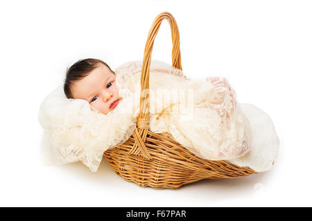 Neonato sorridente in un cesto di vimini Foto Stock