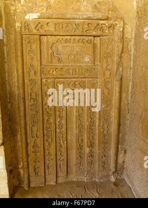 Inscritto falsa porta vicino a Unas causeway presso la necropoli di Sakkara noto anche come Saqqara Egitto Foto Stock