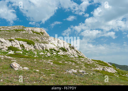 Paesaggio selvaggio in Crimea montagne calcaree a stagione primavera Foto Stock