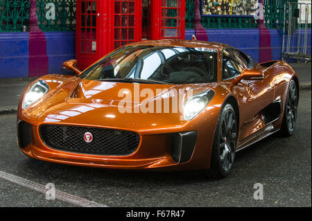 La Jaguar C-X75 che è presentato nel nuovo film di James Bond film 'pectre' viene visualizzata in Londra Foto Stock