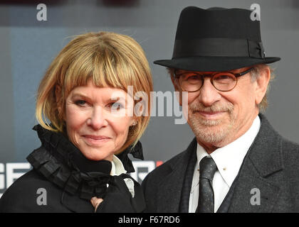 Berlino, Germania. Xiii Nov, 2015. Noi regista Steven Spielberg e la moglie Kate Capshaw arrivare alla premiere del film "Ponte delle spie" di Berlino, Germania, 13 novembre 2015. Il film inizia mostrando in tedesco cinema il 26 novembre 2015. Foto: BRITTA PEDERSEN/DPA/Alamy Live News Foto Stock