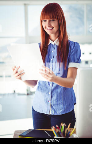 Tanga sorridente donna documento di contenimento Foto Stock