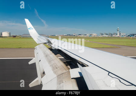 AMSTERDAM - Giugno 11, 2015: Piano di KLM atterraggio sull'aeroporto Schiphol di Amsterdam. È la più vecchia compagnia aerea al mondo ancora operazione Foto Stock