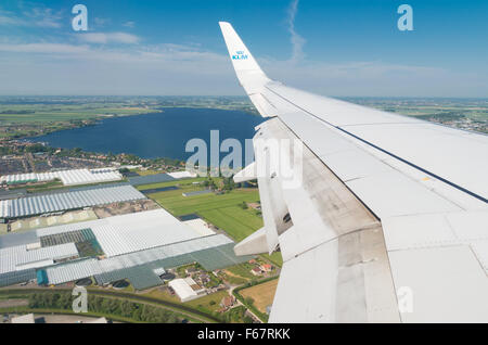 AMSTERDAM - Giugno 11, 2015: Piano di KLM avvicinando l'aeroporto Schiphol di Amsterdam. È la più vecchia compagnia aerea al mondo ancora operati Foto Stock