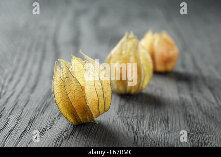 Physalis frutto su oak tavolo in legno Foto Stock