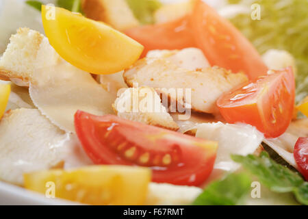 La caesar salad con filetto di pollo di colore differente e pomodori Foto Stock