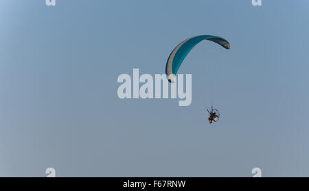 Powered parachute in volo. Una possibilità per chiunque di sperimentare il volo a basso costo. Foto Stock