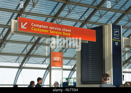 Parigi - Giugno 11, 2015: servizio clienti dest al terminal 2F presso l'aeroporto internazionale Roissy Charles de Gaulle (CDG). Nel 2013 Foto Stock