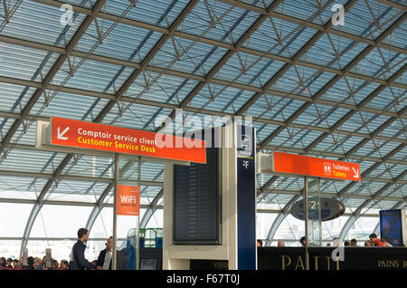 Parigi - Giugno 11, 2015: Customer service desk al terminal 2F presso l'aeroporto internazionale Roissy Charles de Gaulle (CDG). Nel 2013 Foto Stock