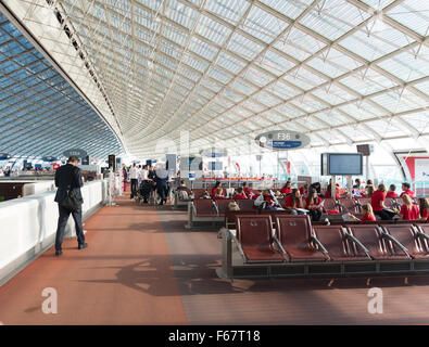 Parigi - Giugno 11, 2015: terminal presso l'aeroporto internazionale Roissy Charles de Gaulle (CDG). Nel 2013, l'aeroporto gestite 62,052 Foto Stock