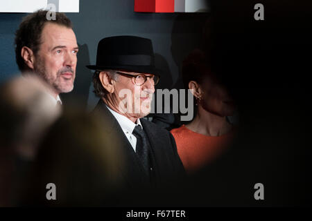 Der deutsche Schauspieler Sebastian Koch (l) und US-direttore cinematografico Steven Spielberg kommen am 13.11.2015 a Berlino zur Premiere des film "Ponte di Spies - Der Unterhändler'. Der Thriller kommt am 26.11.2015 in die deutschen Kinos. Foto: Gregor Fischer/dpa Foto Stock